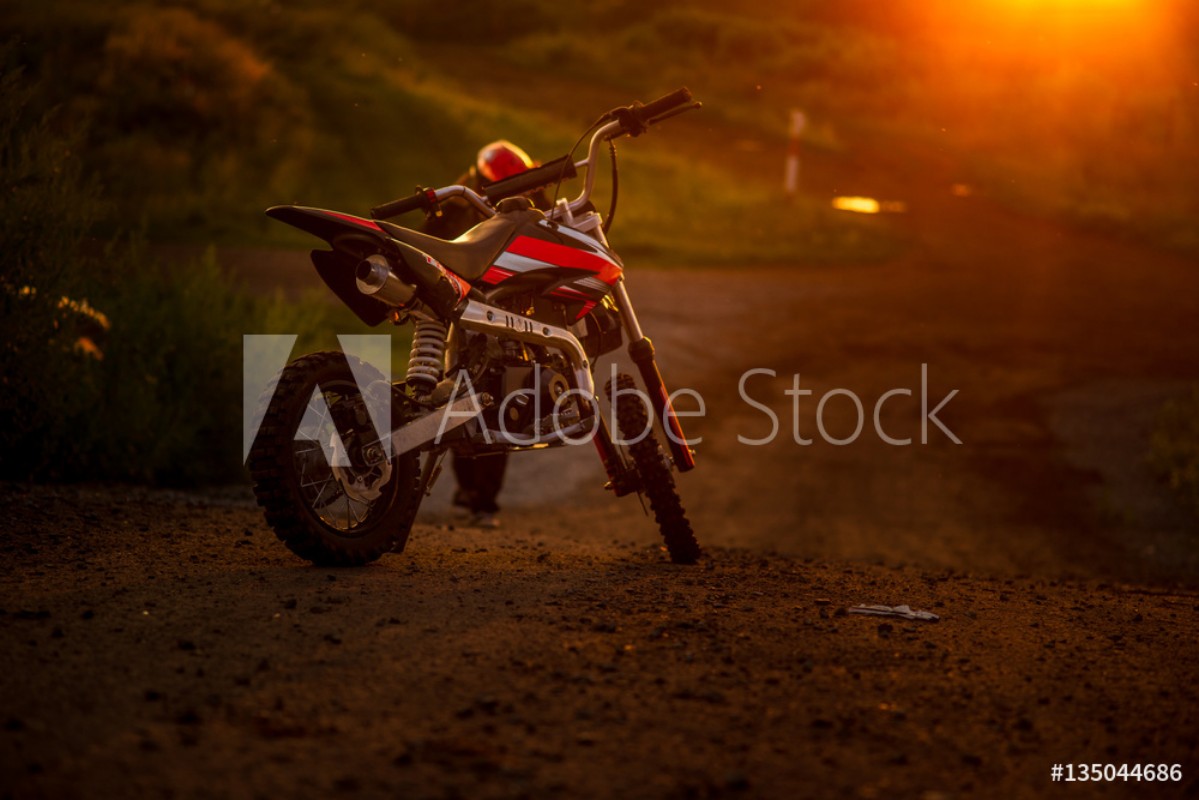 Bild på motorcycle in sunset